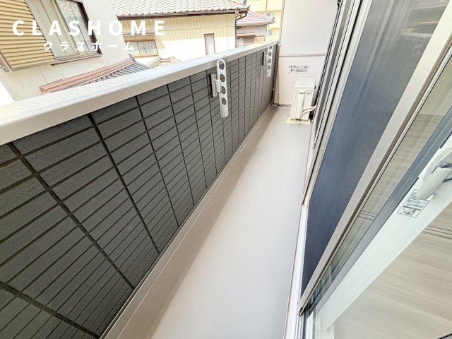 バルコニー　同物件の別部屋になります。
