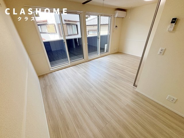 居室・リビング　同物件の別部屋になります。
