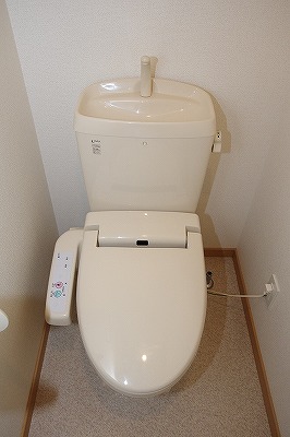 トイレ　温水洗浄便座付き