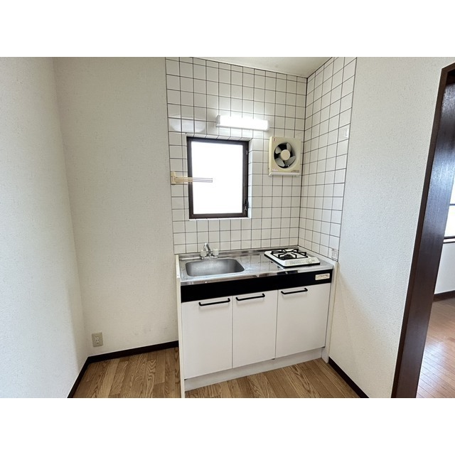 ＪＲ山陰本線 松江駅 バス乗車時間：11分 最寄りバス停で下車 徒歩1分 2階建 築56年のキッチン写真