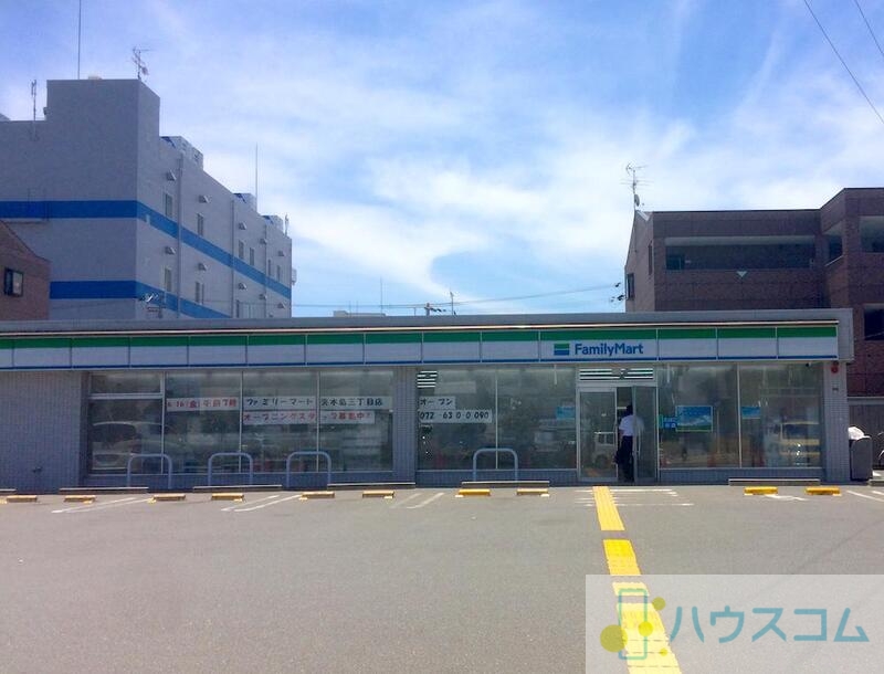 コンビニ　ファミリーマート茨木島三丁目店（コンビニ）まで748m