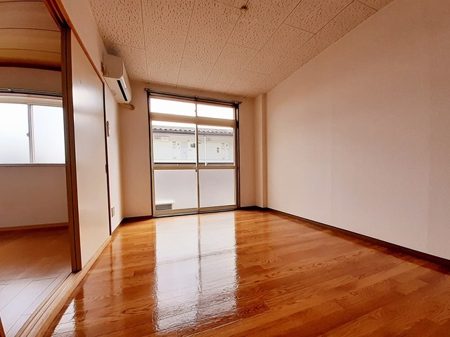 居室・リビング　南面居室（エアコン完備）
