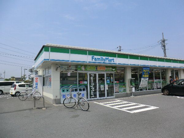 コンビニ　ファミリーマート（コンビニ）まで500m