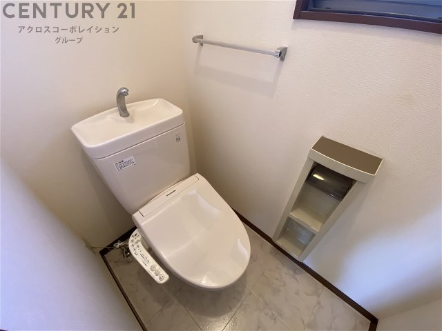 トイレ　温水洗浄便座付きのトイレです♪