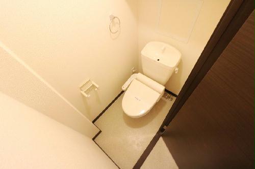 トイレ　快適な温水洗浄便座付きトイレになります。