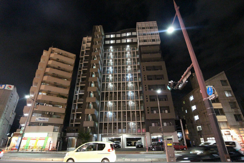 建物外観　昼夜にかけてお洒落を貫く輝きです。周辺環境の整った立地です。