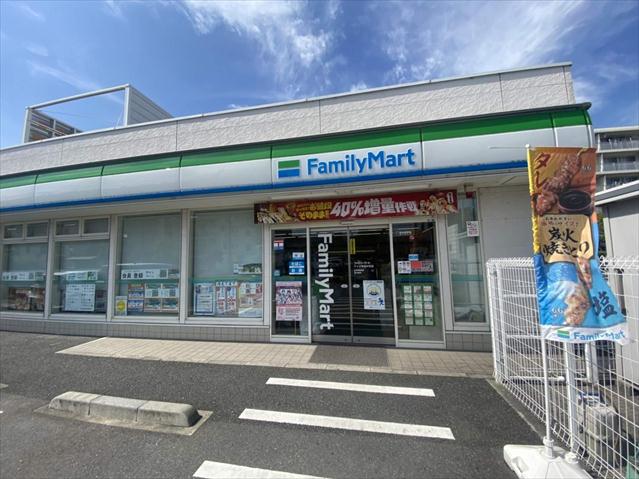 コンビニ　ファミリーマートアイダ草加中央店（コンビニ）まで218m