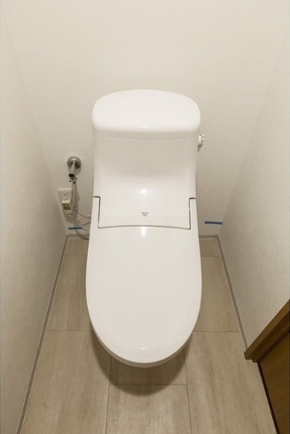トイレ　【参考】同建物内の別のお部屋の画像です