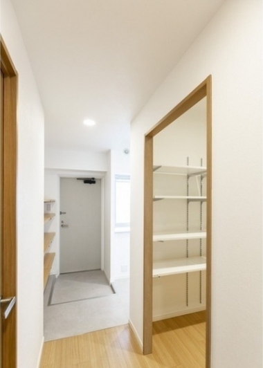 玄関　【参考】同建物内の別のお部屋の画像です