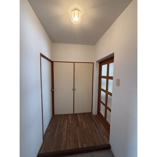 玄関　※写真は同じマンションの違う部屋のものになります。