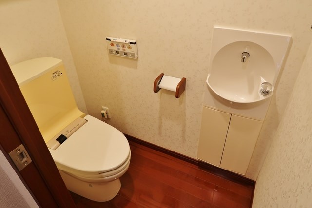 小田急線 成城学園前駅 徒歩6分 2階建 築24年のトイレ写真