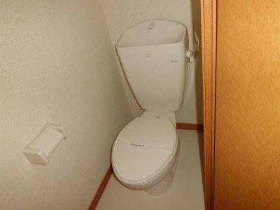 トイレ　清潔感のある白い便器です。