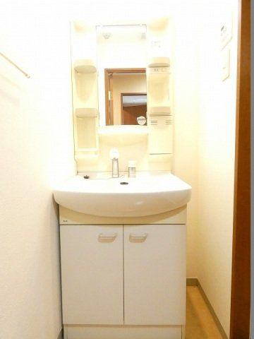 洗面設備　シャンプードレッサーの独立洗面台です。