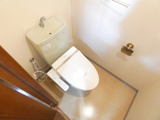 トイレ　温水洗浄便座付のトイレです。