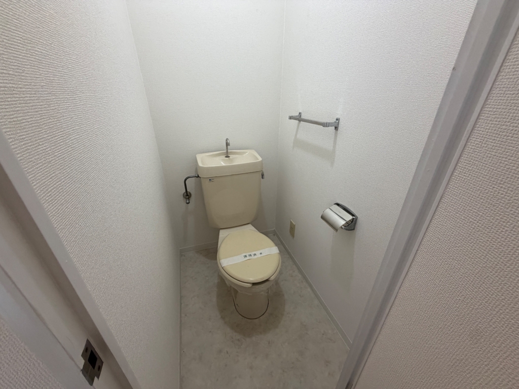 阪神本線 深江駅 徒歩6分 3階建 築40年のトイレ写真