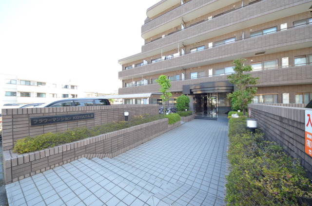 エントランス　★共用部分もしっかりお手入れされています★