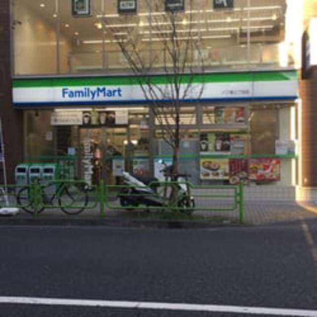 コンビニ　ファミリーマート八丁堀三丁目店（コンビニ）まで554m