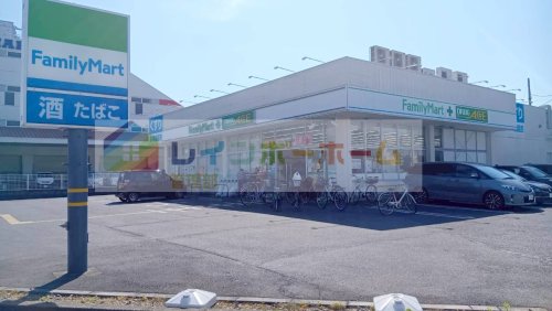 ドラックストア　ファミリーマート ドラッグエース鶴ケ岡店（ドラッグストア）まで735m