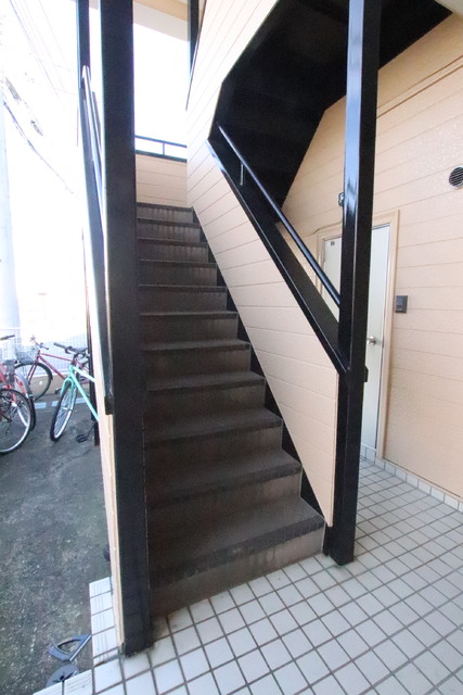 エントランス　２階への階段