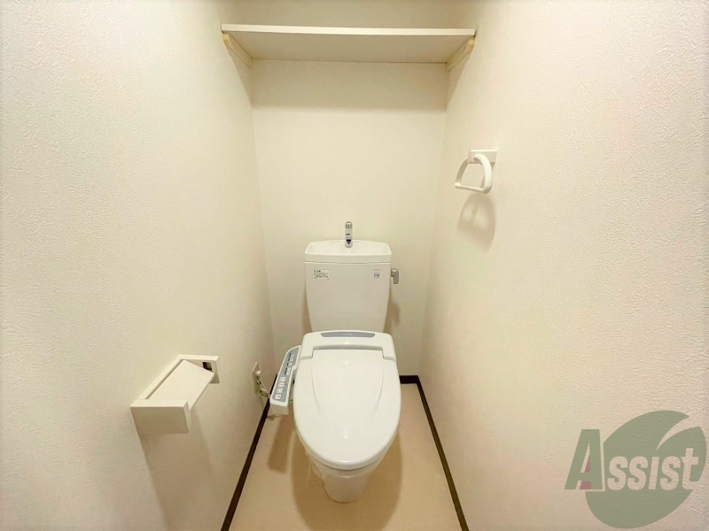 トイレ　ウォッシュレット付きのトイレです！棚もあります。