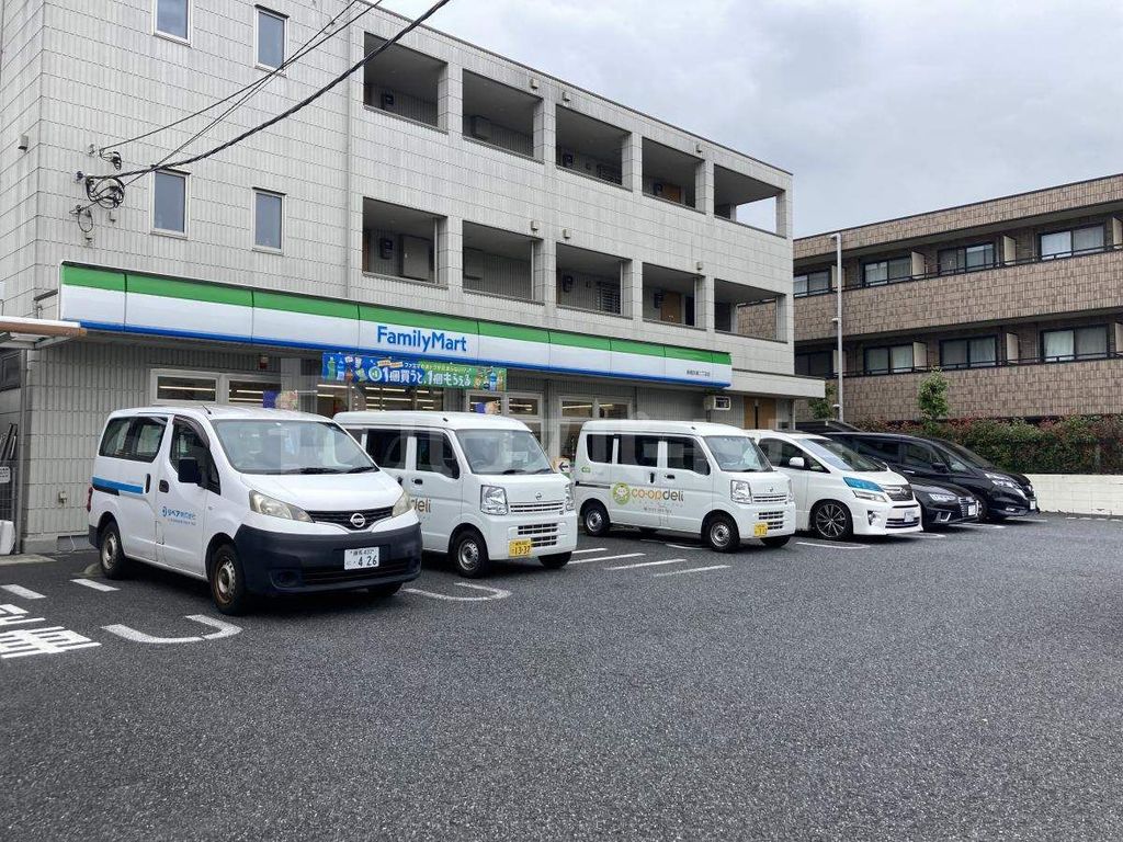 コンビニ　ファミリーマート板橋赤塚二丁目店（コンビニ）まで260m