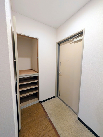 玄関　玄関収納付き