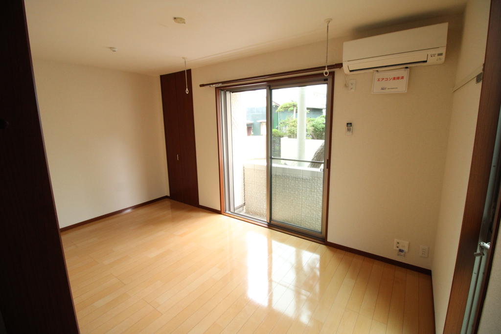 居室・リビング　角部屋で2面採光！！ エアコン完備！！