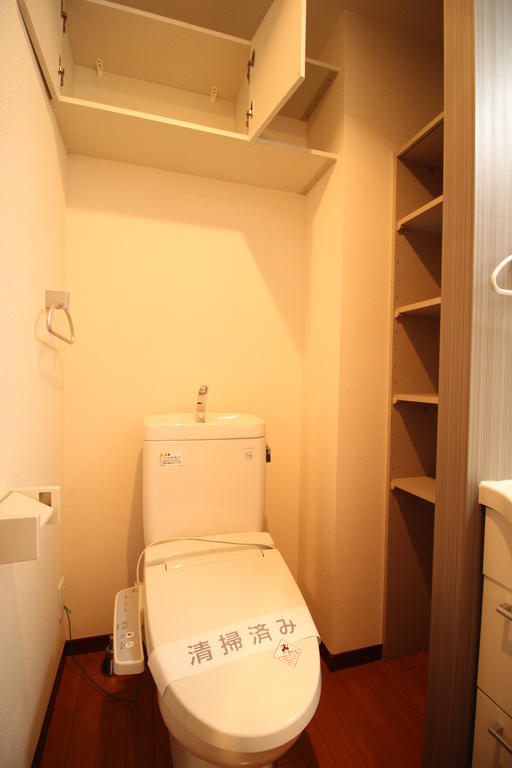 トイレ　上部に吊戸棚があり、トイレットペーパーなどの保管に便利！！