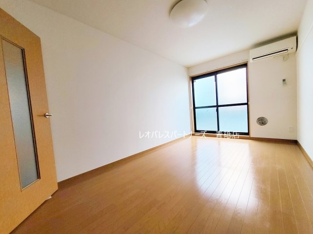 居室・リビング　参考写真：家具家電はついておりません。 1Fはフローリング、