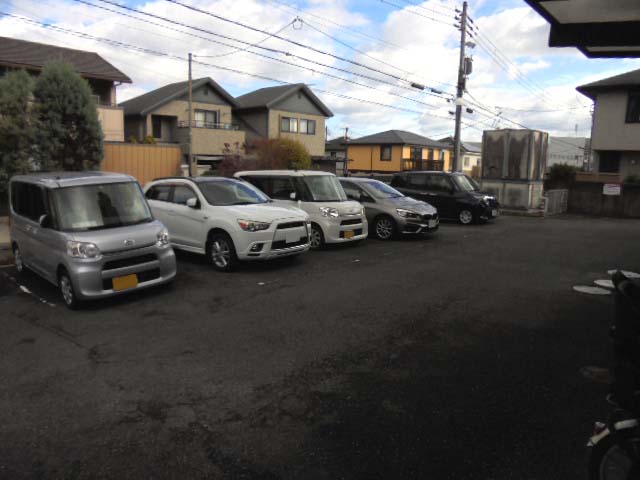 【相楽郡精華町光台のマンションの駐車場】