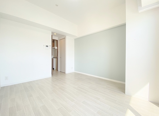 居室・リビング　ホワイトカラーコーデのお部屋・フローリング