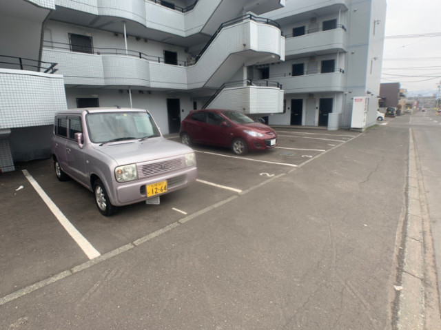 【テラ元町の駐車場】