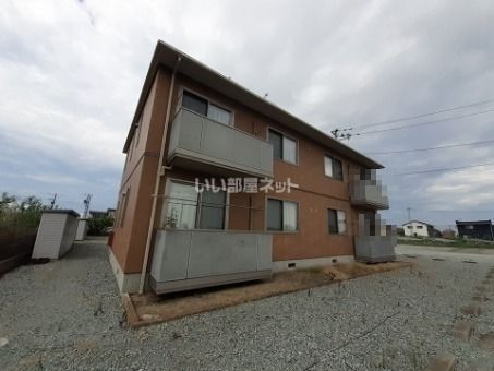 【亘理郡亘理町字油田のアパートの建物外観】