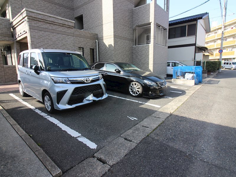 【北九州市小倉北区片野新町のマンションの駐車場】