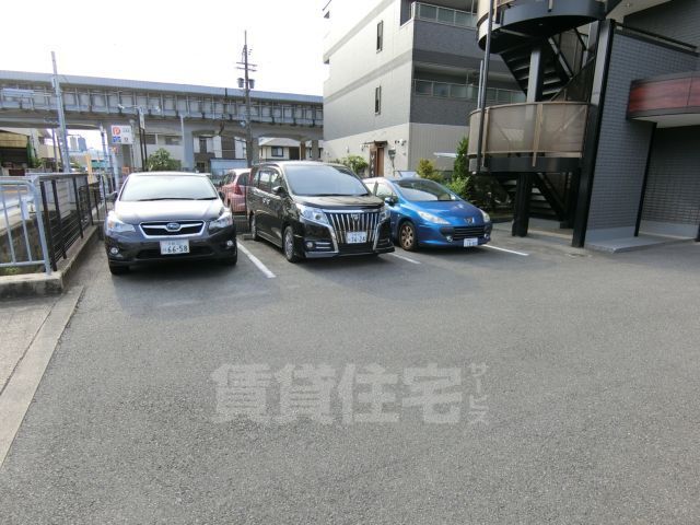 【ヴィラ・ブルーメの駐車場】