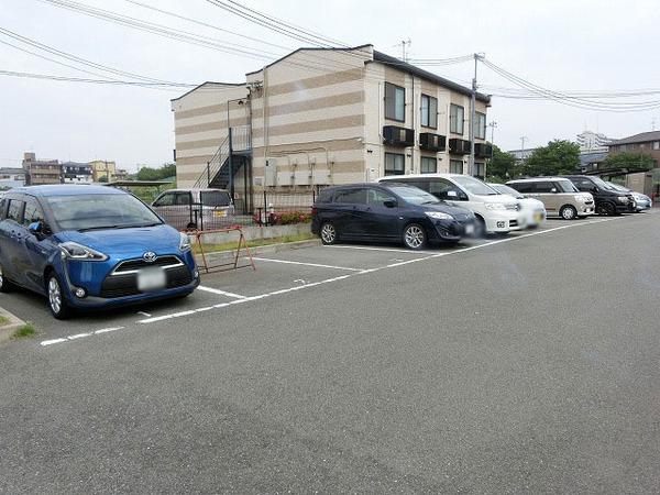 【アンプルール　クラージュＳＨＩＭＡＤＡの駐車場】