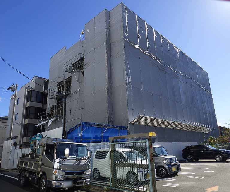 【京都市北区北野下白梅町のマンションの建物外観】