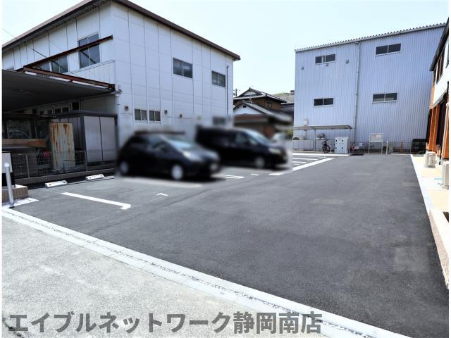 【藤枝市堀之内のアパートの駐車場】