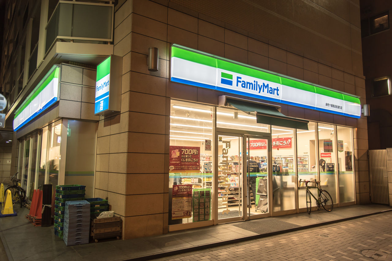 コンビニ　ファミリーマート麻布十番商店街通り店（コンビニ）まで124m