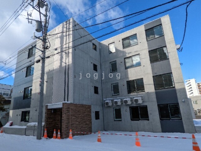 札幌市豊平区平岸五条のマンションの建物外観