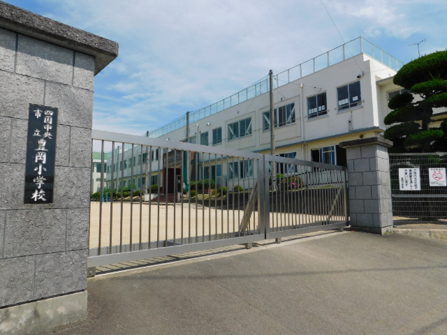 小学校　四国中央市立豊岡小学校（小学校）まで524m