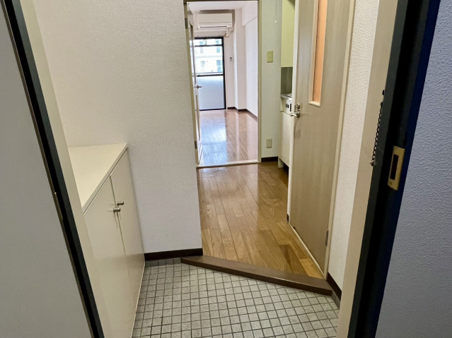 玄関　写真は別号室です。