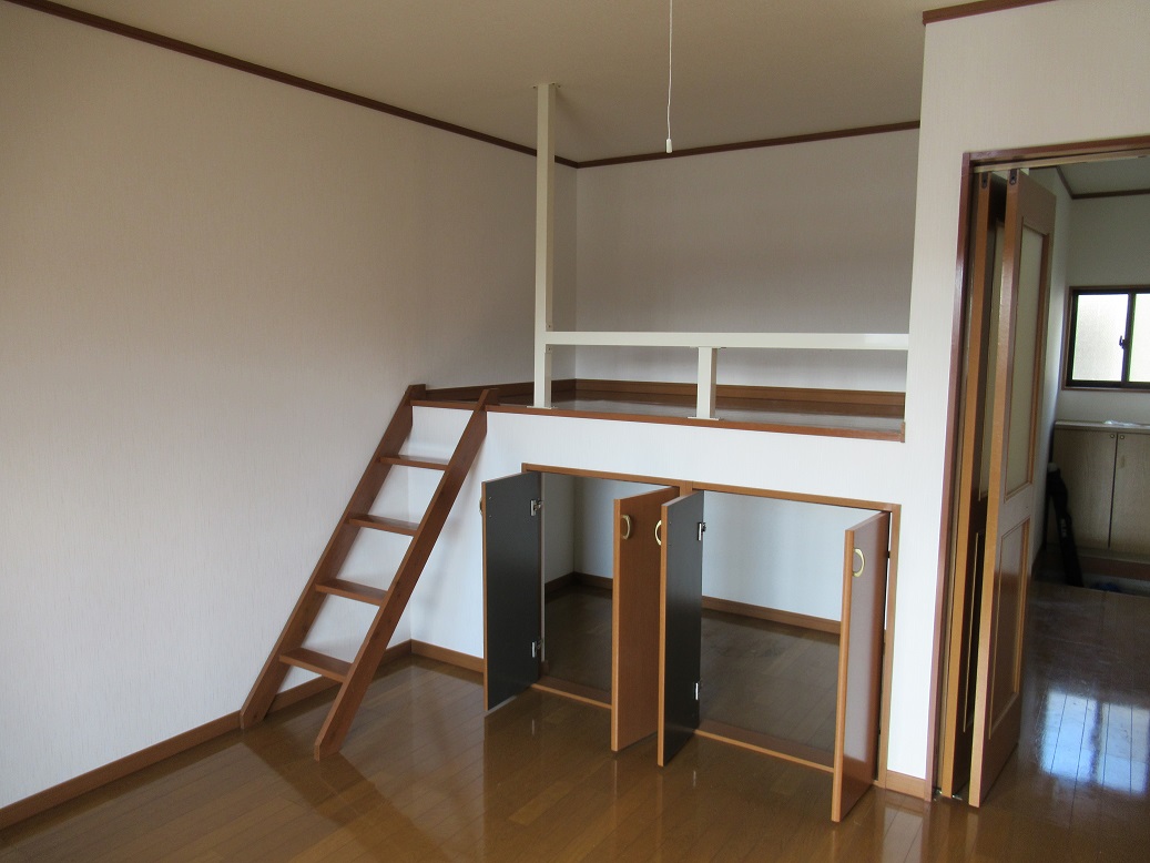 居室・リビング　上部ロフト、下部収納