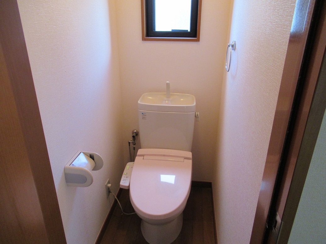 トイレ　洗浄便座、窓有り