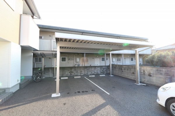 駐車場　屋根付きの駐車場は希少です。