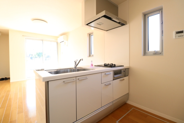 キッチン　対面式システムキチンでTVか会話しながら料理ができます。