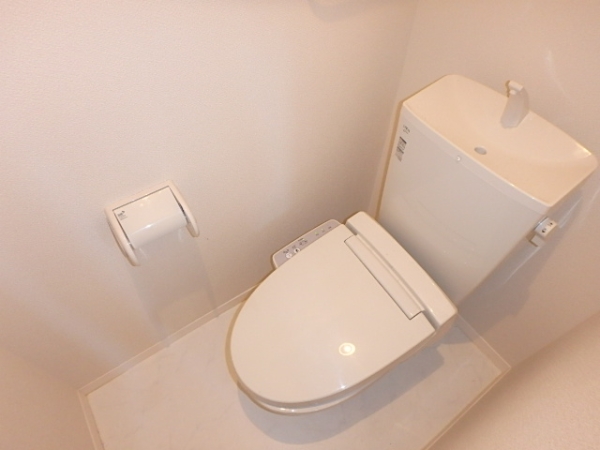 トイレ　ウォシュレット完備。暖房便座なので寒い冬でも心地よく座れます