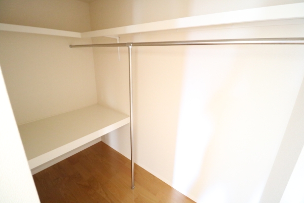収納　大人気設備のウォークインクローゼット　衣類や小物など大量収納
