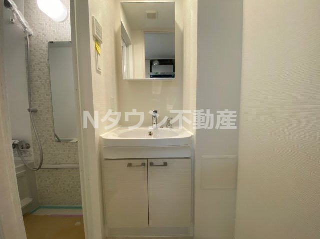 洗面設備　独立洗面台あり、毎朝おしゃれに忙しい女性の方におすすめです