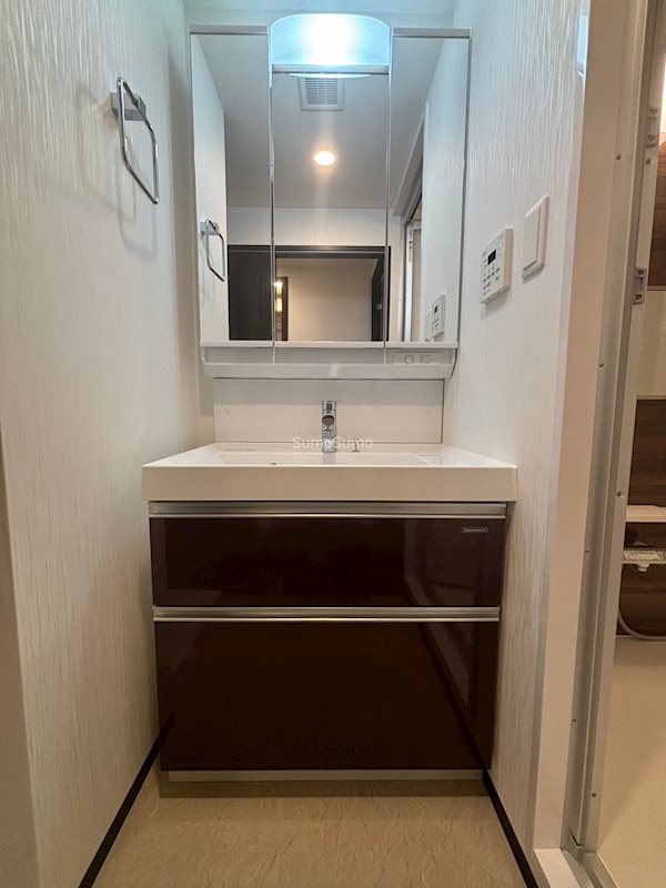 洗面設備　独立洗面台、朝の身支度には欠かせません